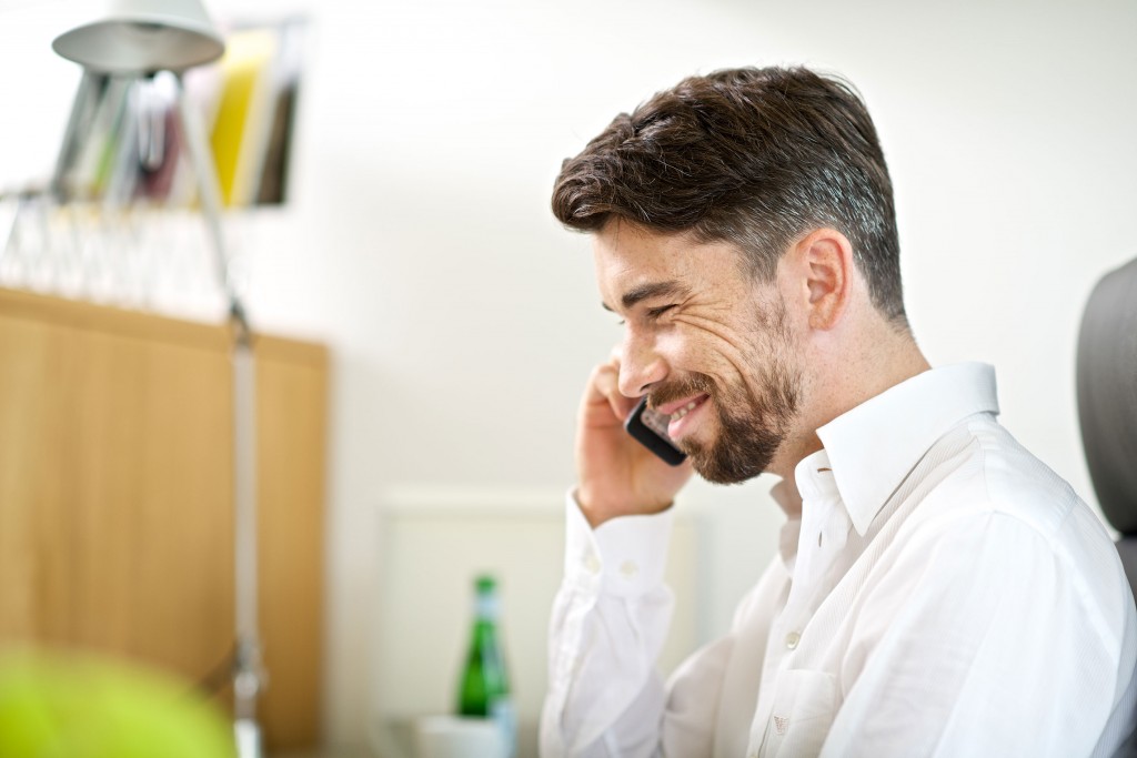 Mitarbeiter beim Telefonieren im Büro