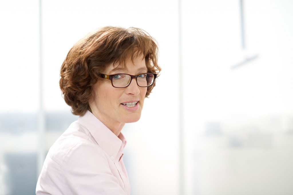 Portrait einer Mitarbeiterin im Büro