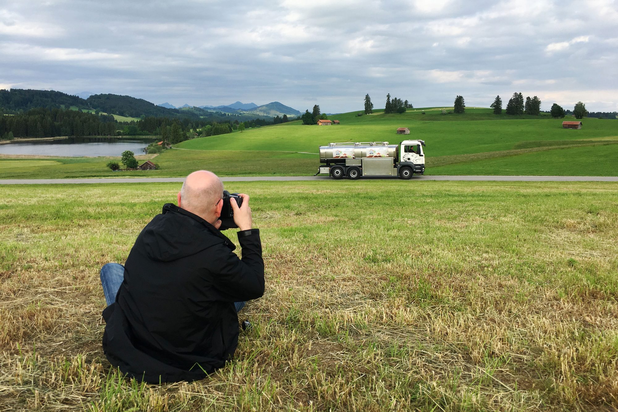 Behind-the-Scenes: Fotograf bei Aufnahmen eines Milchsammelwagens im Allgäu