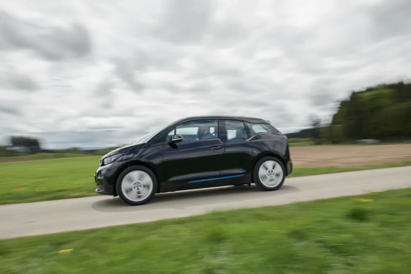 Elektroauto auf einer Landstraße im Allgäu