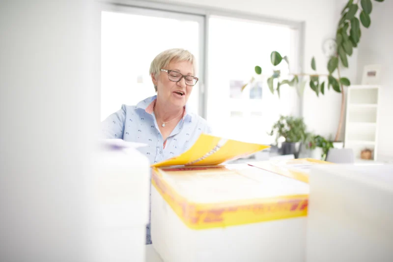 Mitarbeiterin in der Poststelle eines Unternehmens
