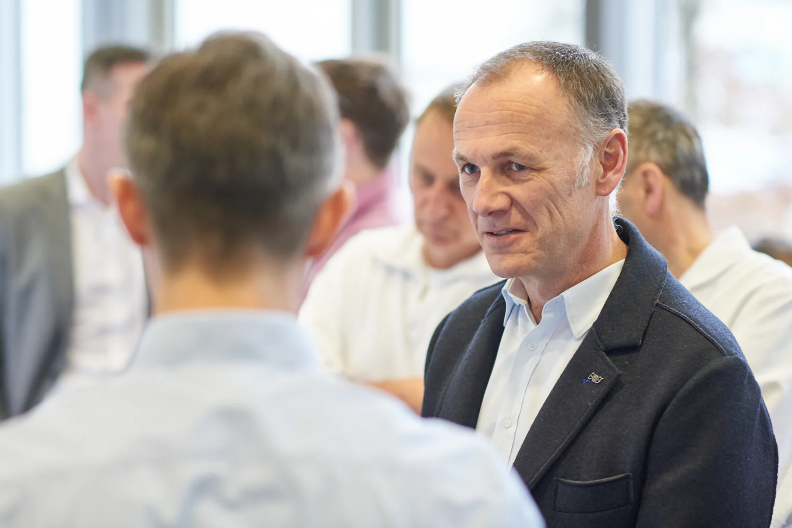 Manager im Gespräch beim Hochland Nachhaltigkeitstag