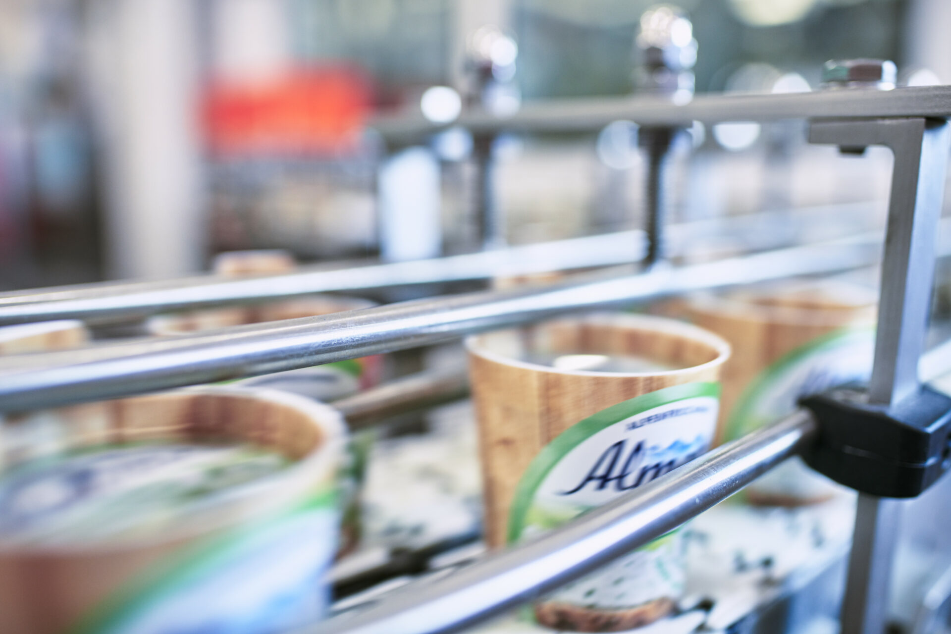 Almette-Frischkäsebecher auf einer Produktionslinie bei Hochland