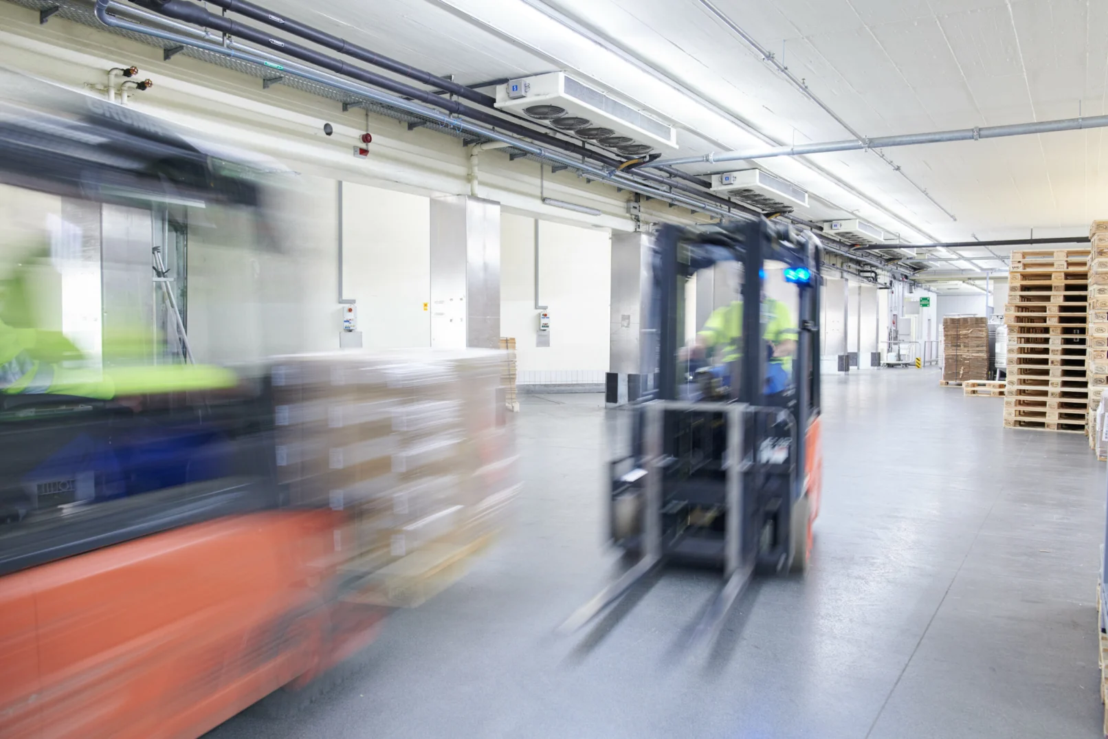 Gabelstapler im Logistikbereich eines Hochland-Produktionswerks