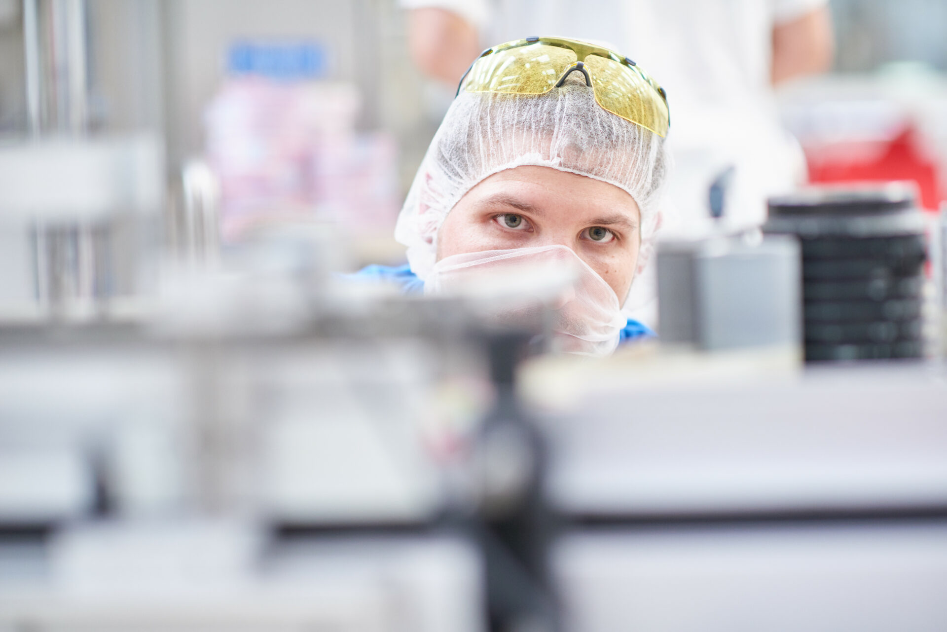 Junger Hochland-Mitarbeiter kontrolliert eine Produktionsanlage
