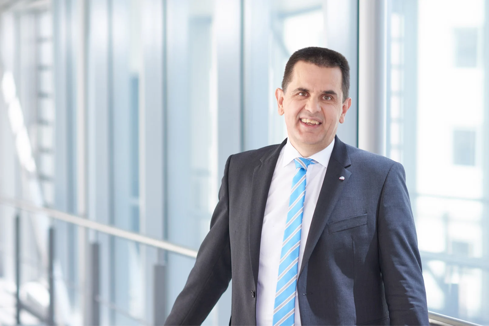 Porträt Werner Giselbrecht, Director Strategic Milk Management bei Hochland, in einem hellen Büroflur