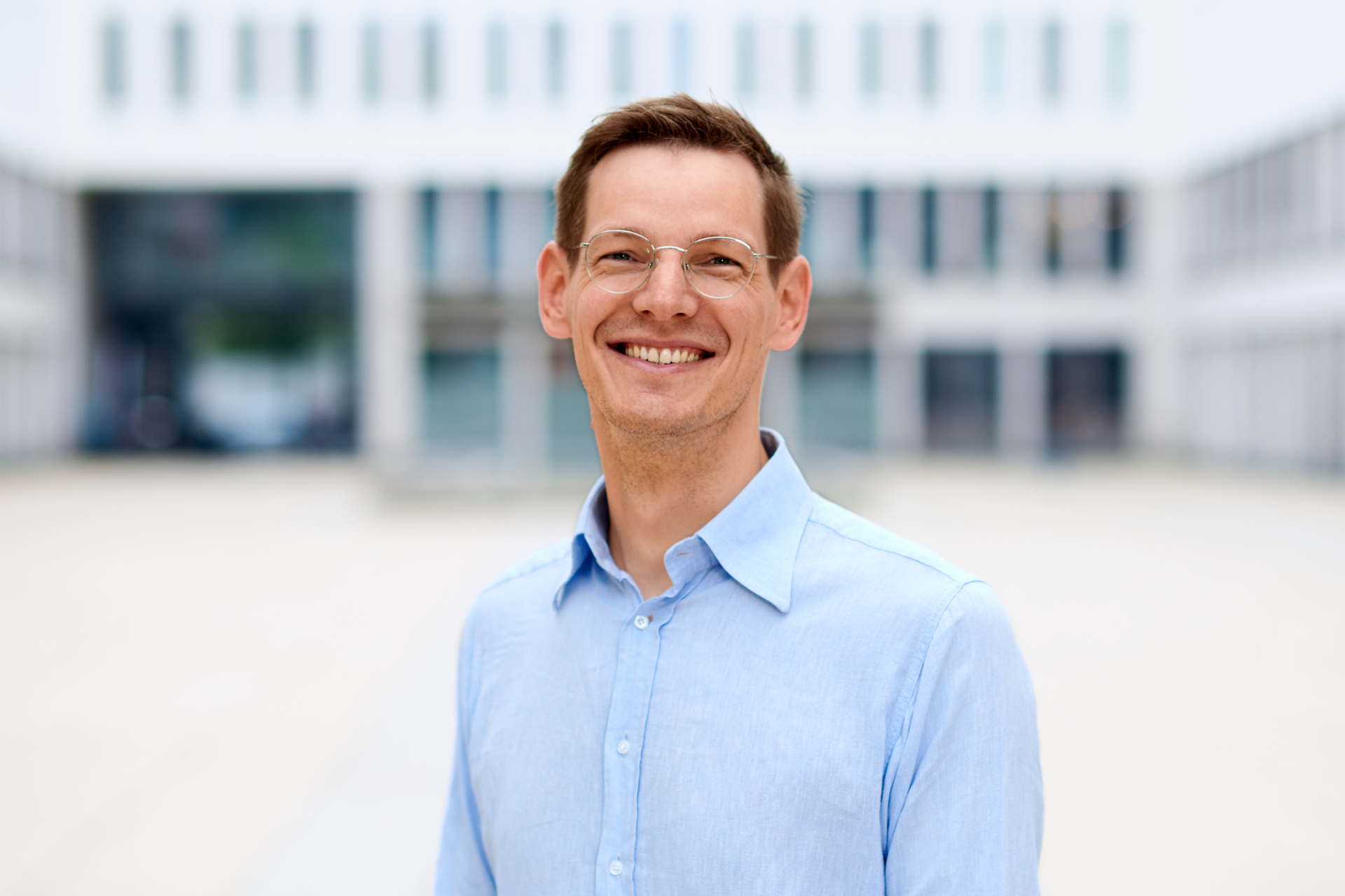 Nahporträt von David Klötzer mit breitem Lächeln