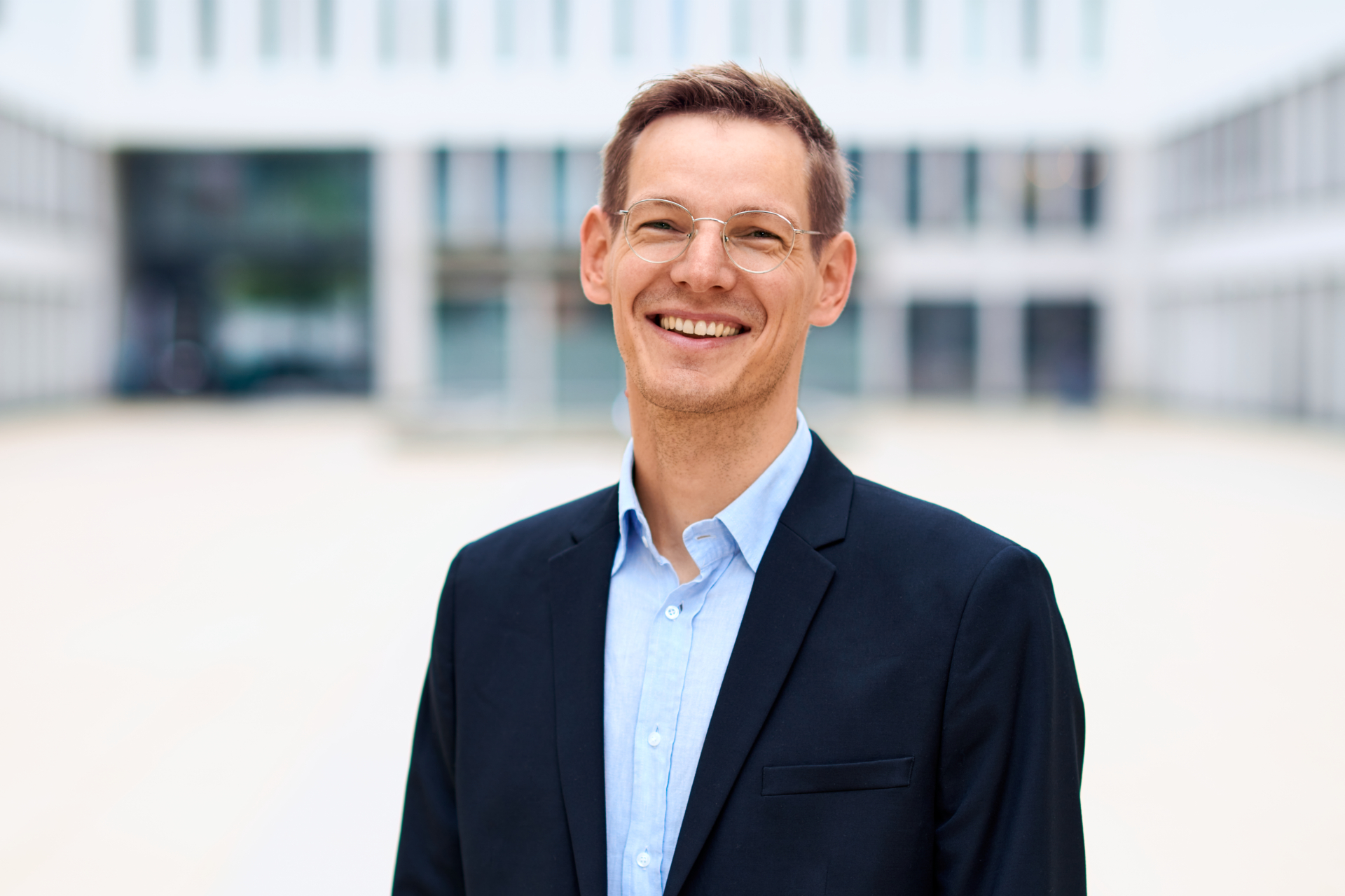David Klötzer im Businessporträt mit freundlichem Lächeln