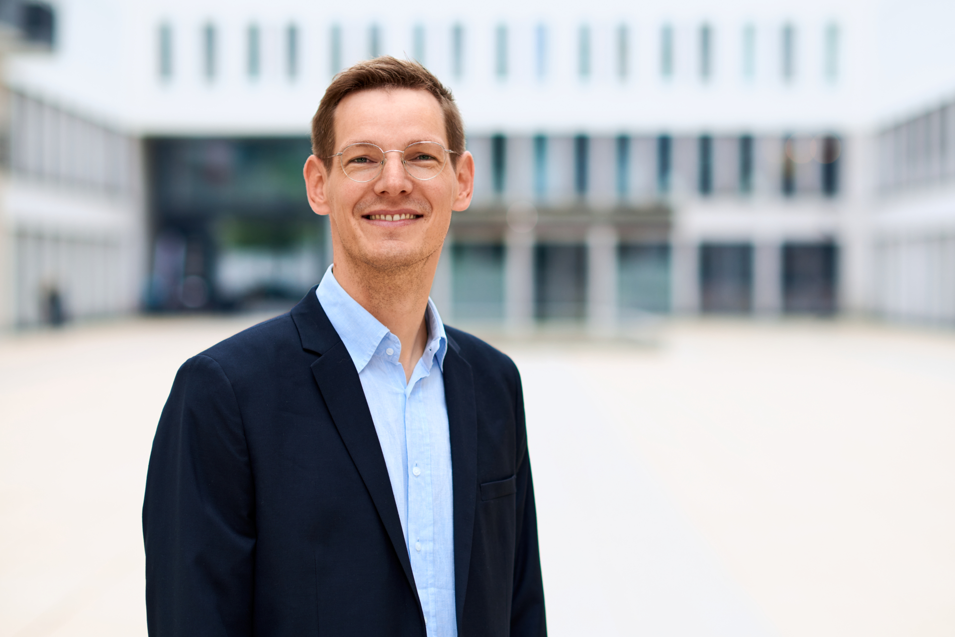 David Klötzer im dunklen T-Shirt mit direktem Blick in die Kamera