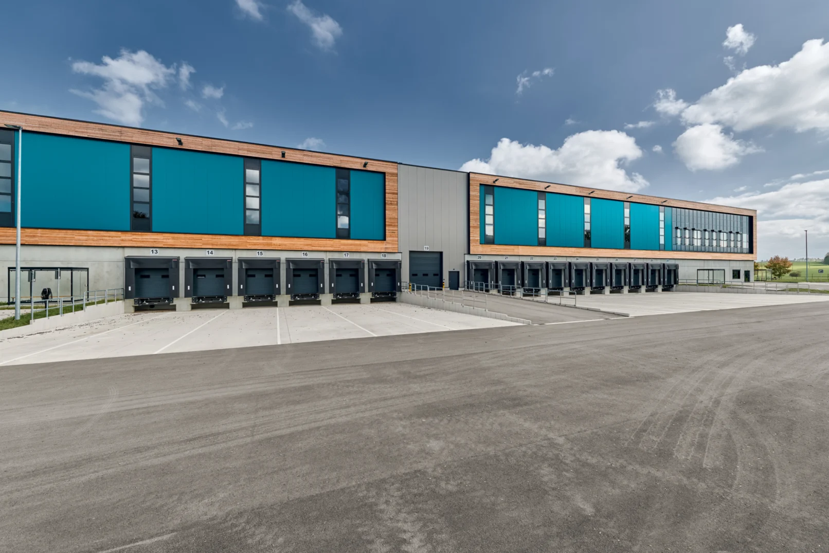 Breite Ansicht des Ladebereichs der Swiss-Life-Logistikhalle