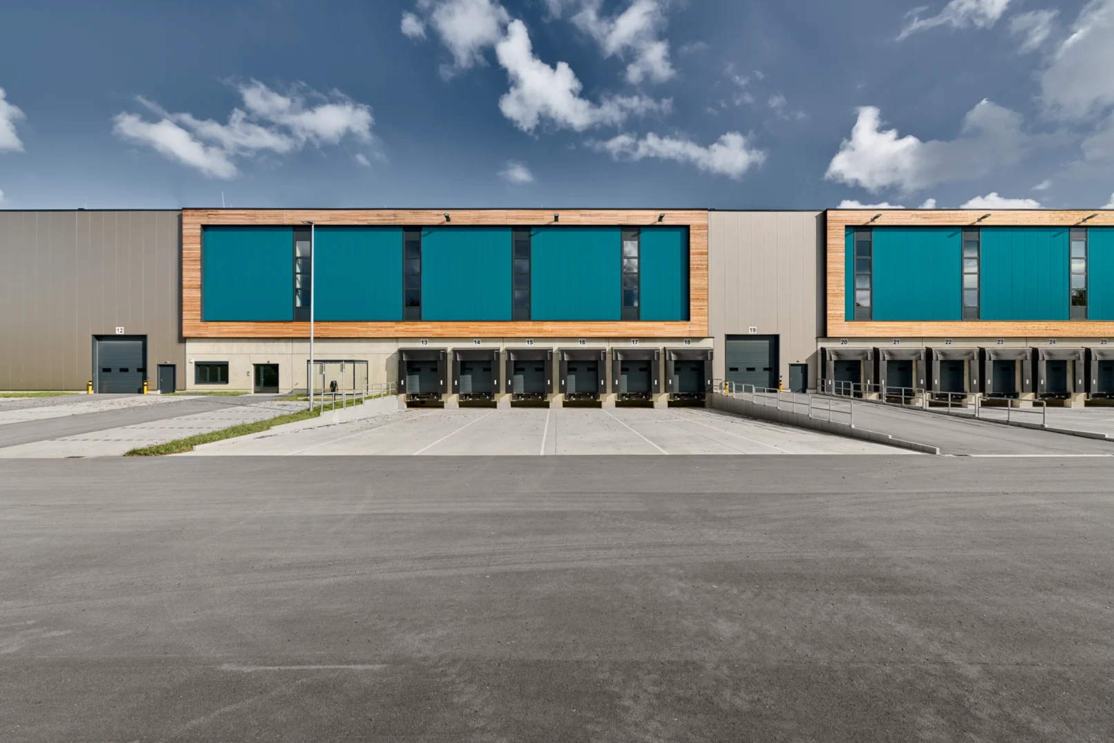 Laderampen an der Fassade der Swiss-Life-Logistikhalle