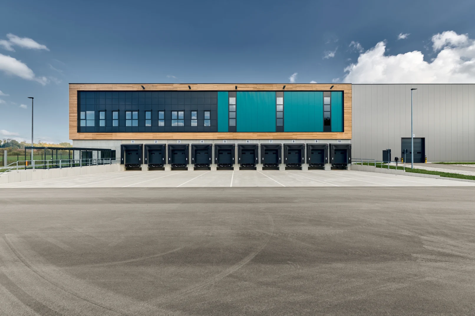 Längsseite der Swiss-Life-Logistikhalle mit Zufahrt und Ladebereich, in Altusried-Krugzell, in der Nähe von Kempten im Allgäu