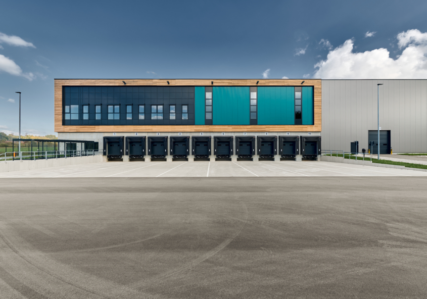Längsseite der Swiss-Life-Logistikhalle mit Zufahrt und Ladebereich