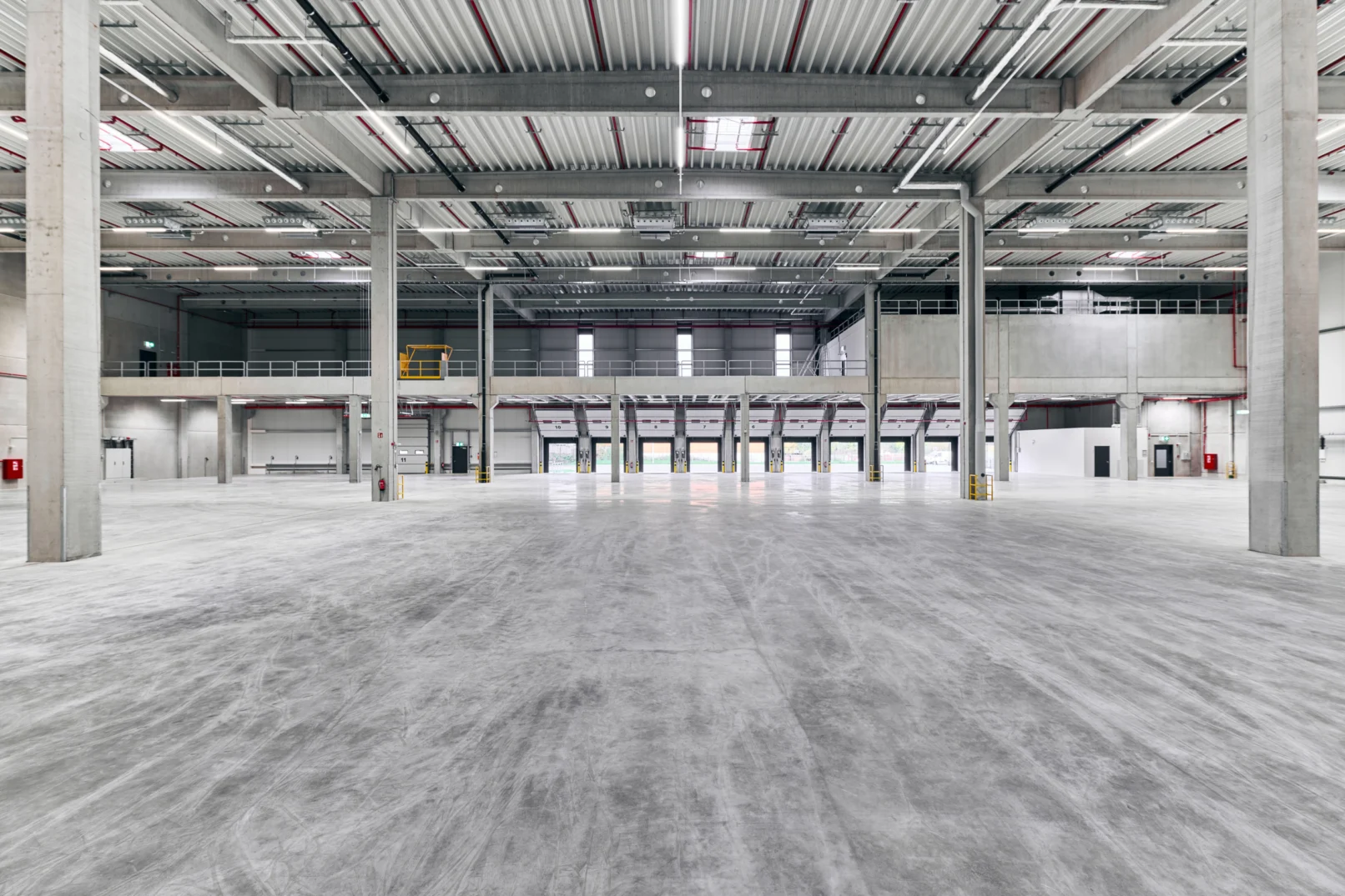Leere Lagerhalle mit Stahltragwerk und Industrieboden