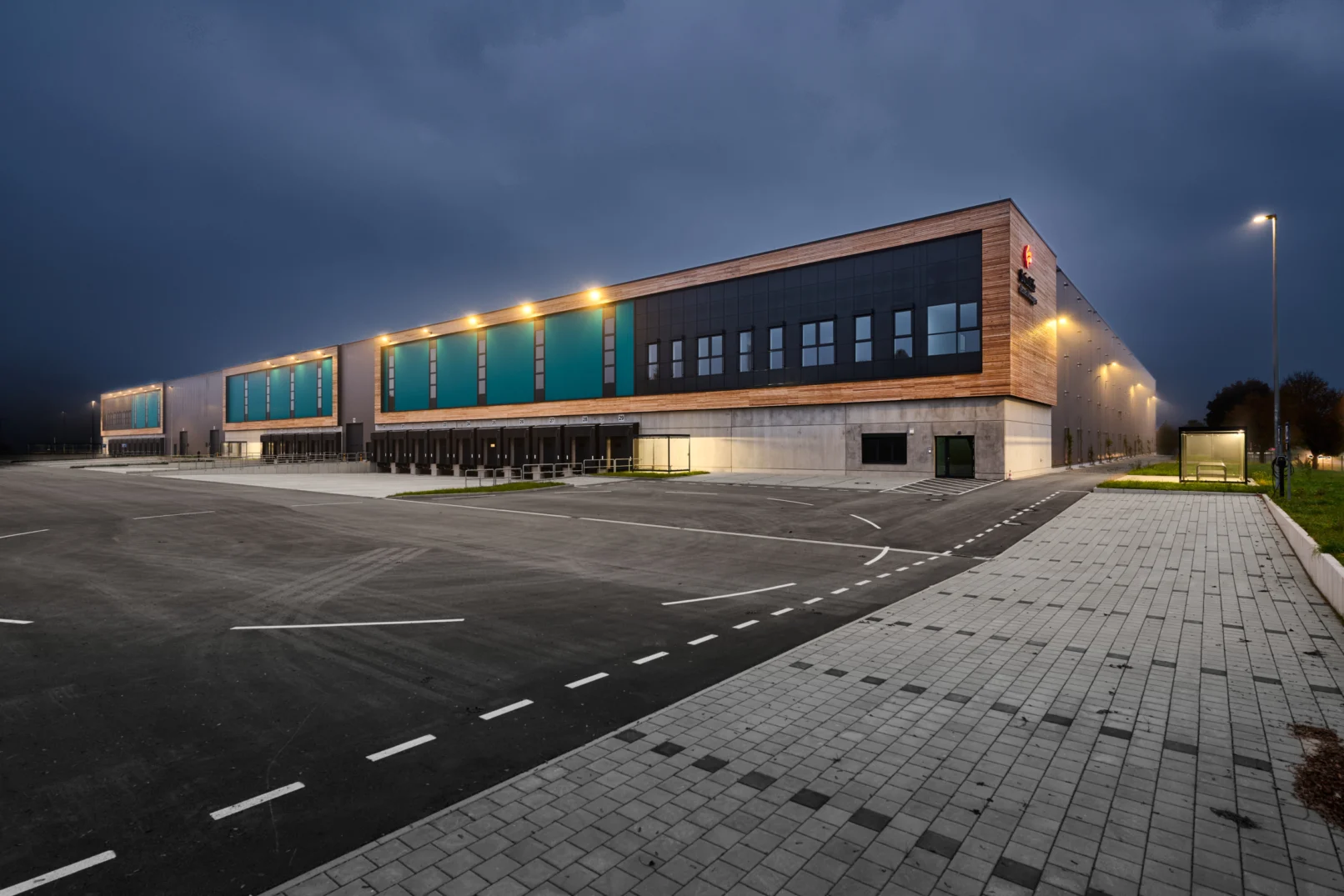 Logistikhalle von Swiss Life in Altusried bei Morgendämmerung