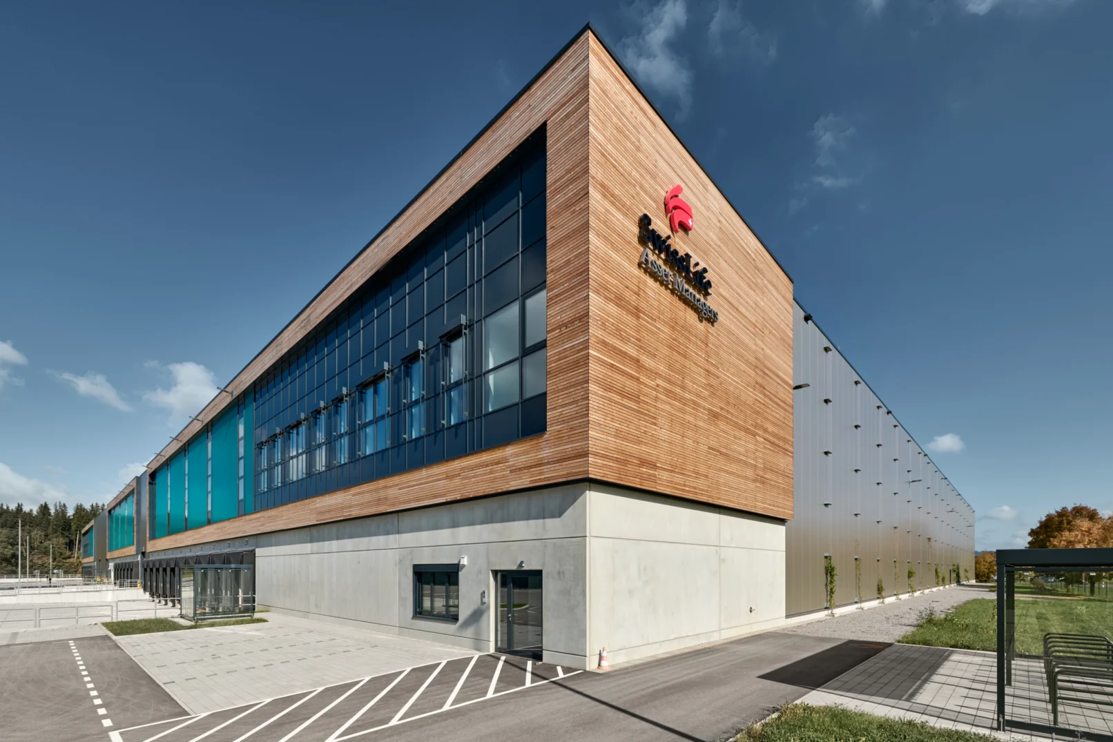 Swiss-Life-Logo an der Holzfassade der Logistikhalle in Altusried-Krugzell in der Nähe von Kempten im Allgäu