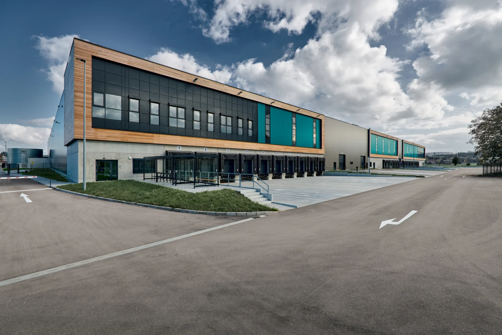 Außenfassade der Swiss-Life-Logistikhalle mit türkisfarbenen Fassadenelementen