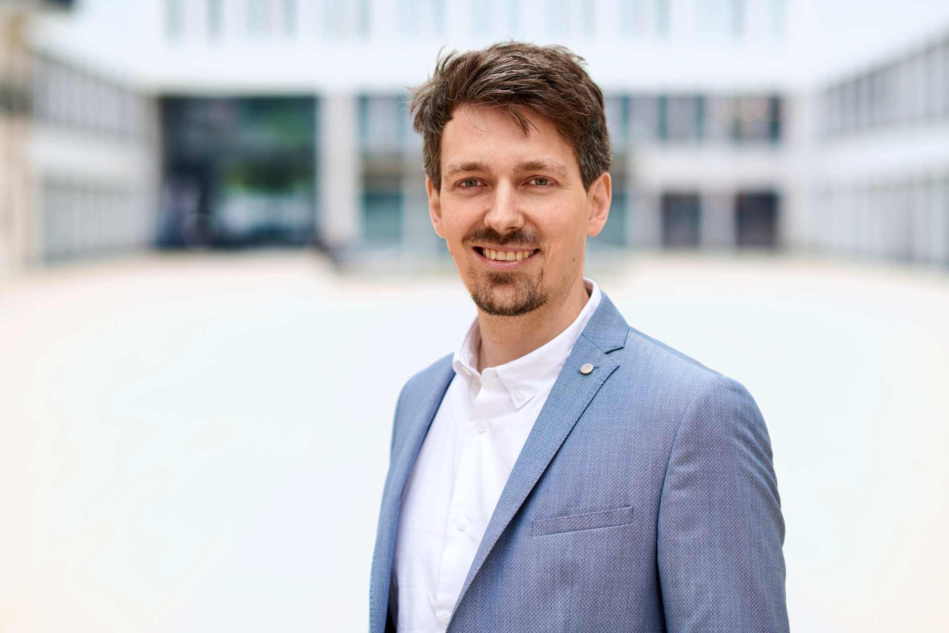 Nahporträt von Oliver Stamm mit leichtem Lächeln