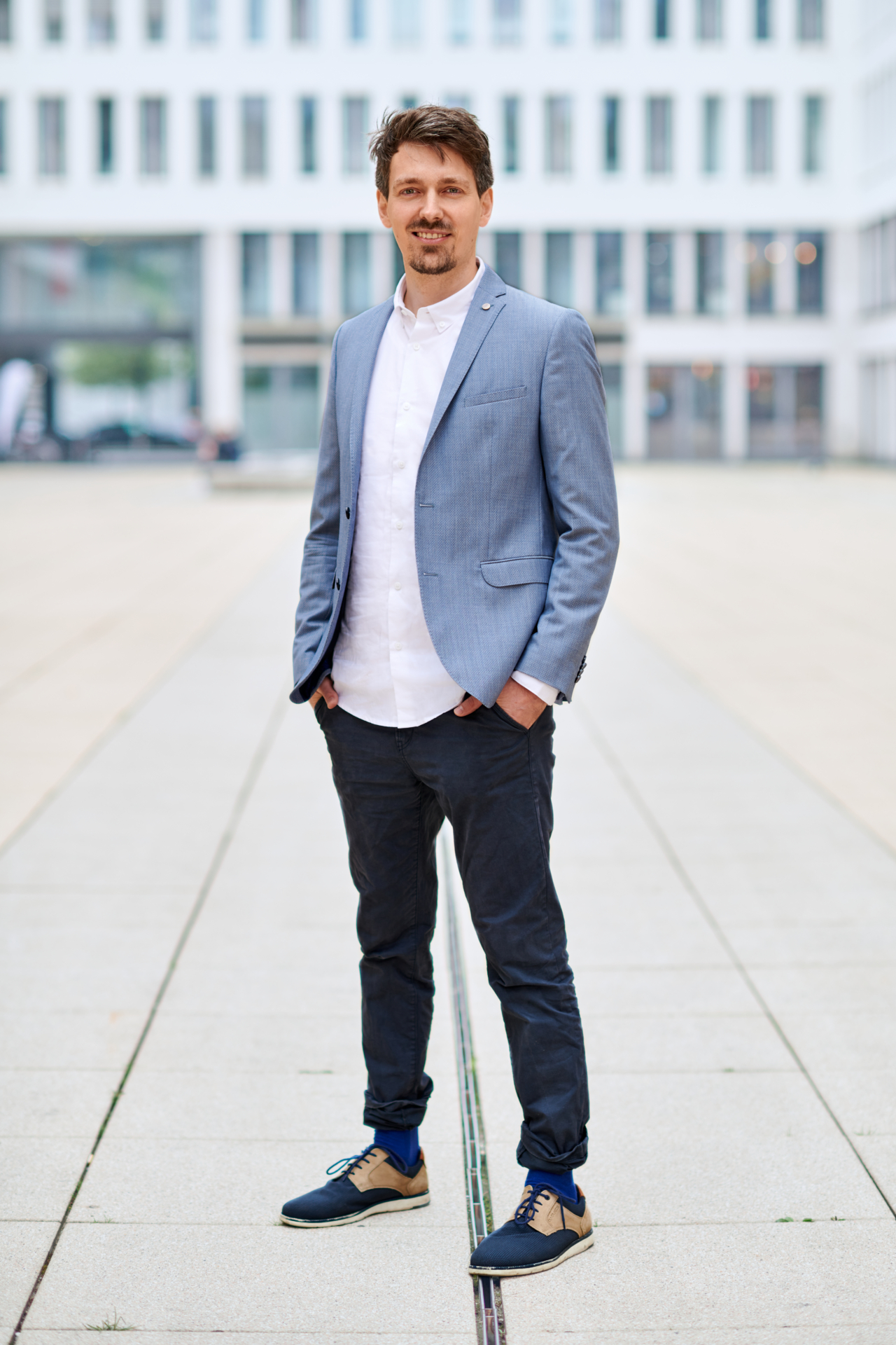 Ganzkörperportrait von Oliver Stamm im hellblauen Sakko