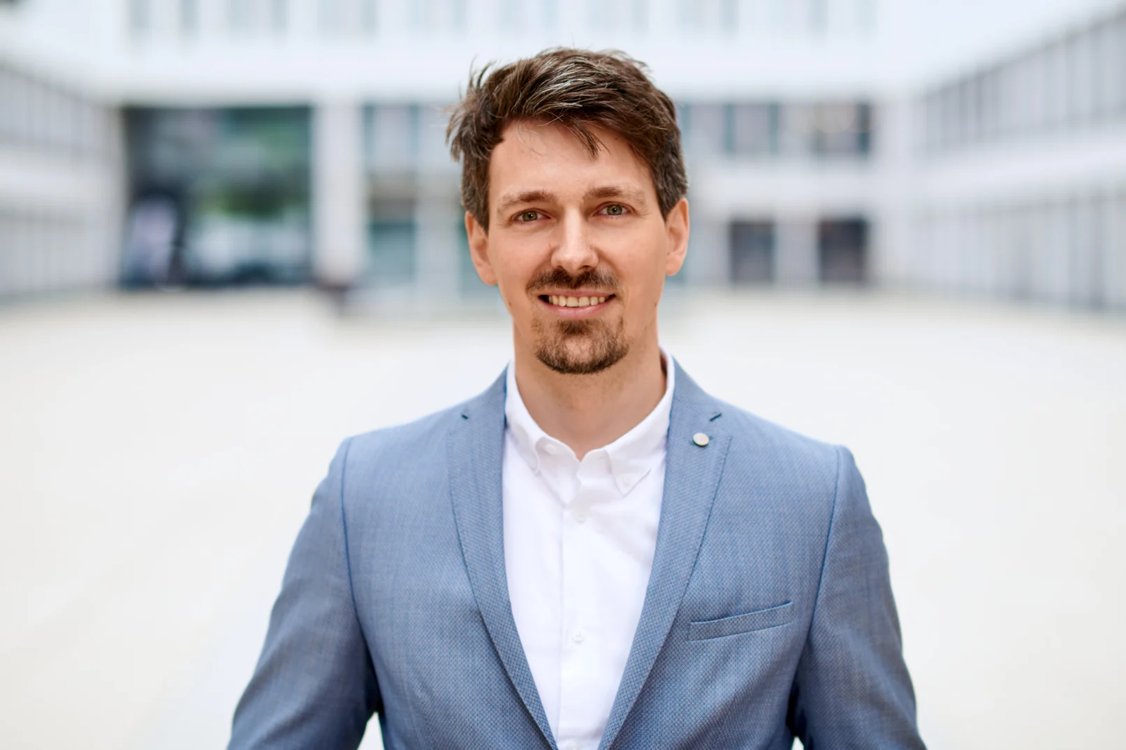 Oliver Stamm im hellen Sakko mit direktem Blick in die Kamera