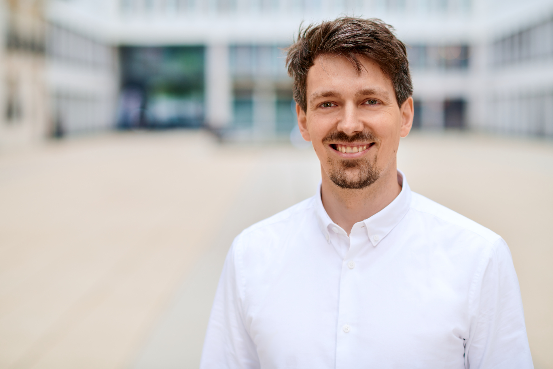 Lächelndes Porträt von Oliver Stamm im weißen Hemd