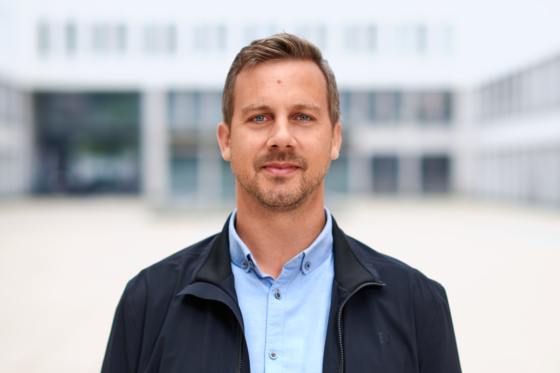 Nahporträt von Peter Schindlmeier mit leichtem Lächeln, Businessportrait in München