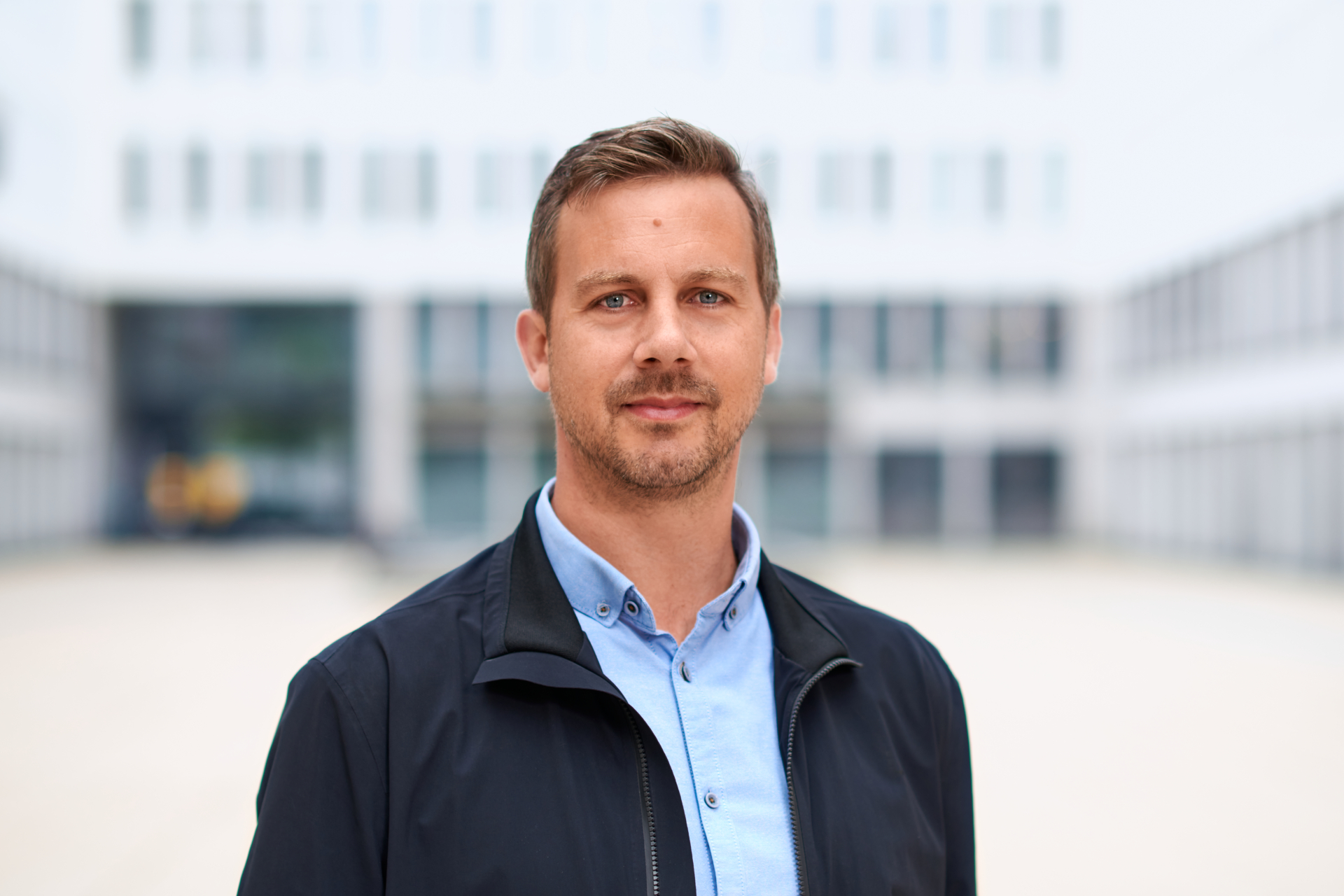 Peter Schindlmeier im hellen Hemd im Halbporträt