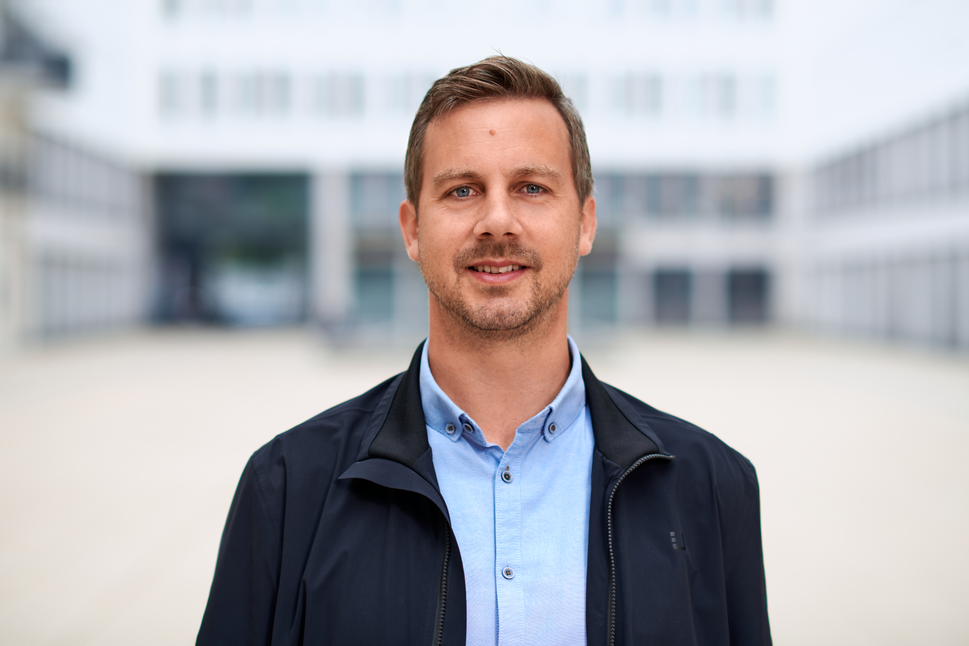 Peter Schindlmeier im Porträt mit leichtem Lächeln