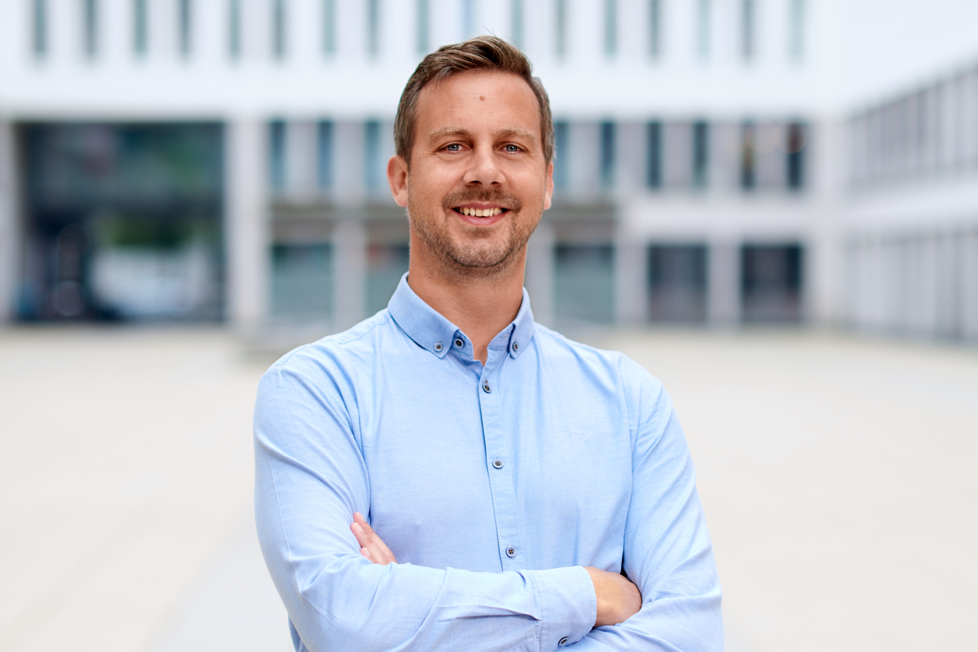 Businessportrait von Peter Schindlmeier vor moderner Bürofassade