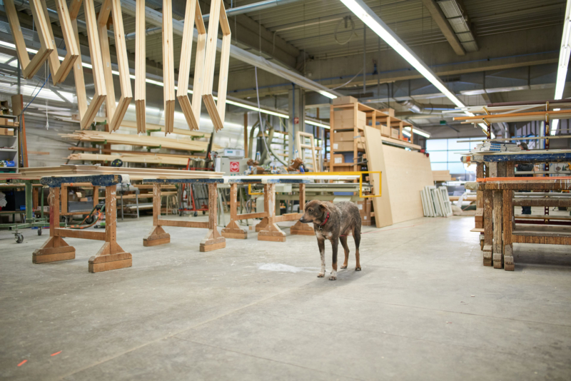 Blick in eine Fensterbau-Werkstatt bei einer Unternehmensreportage in Isny im Allgäu