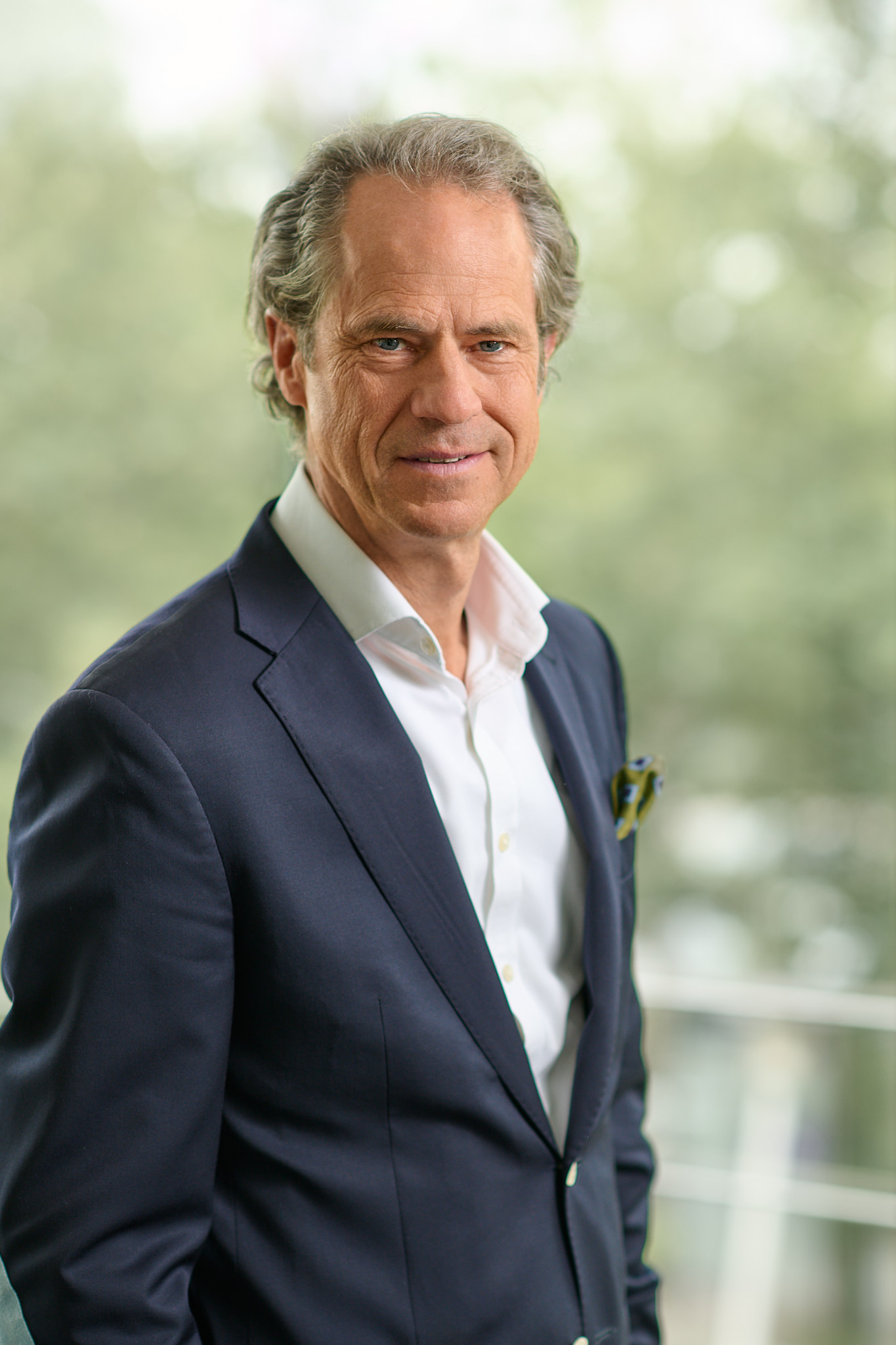 CEO-Portrait von Maximilian von Löbbecke im Hochformat