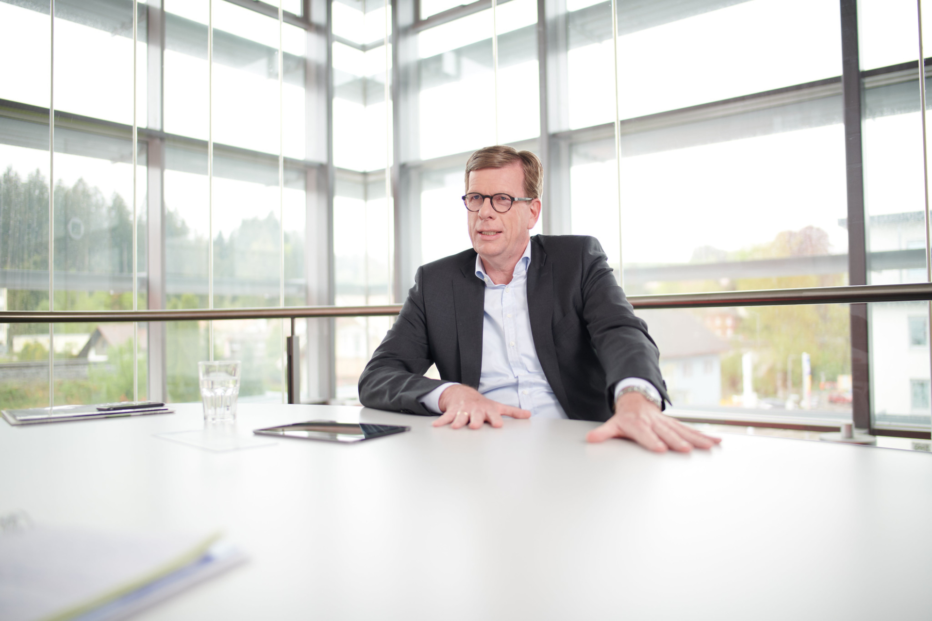 Portrait des Hochland Geschäftsführers für das Markengeschäft, Nis Nürnberger, im Gespräch im Besprechungsraum