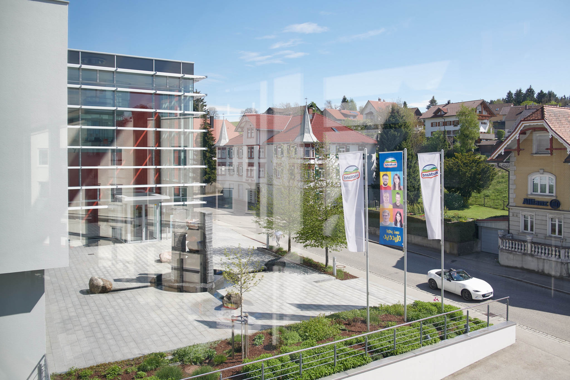 Modernes Hochland-Verwaltungsgebäude neben historischen Häusern in Heimenkirch